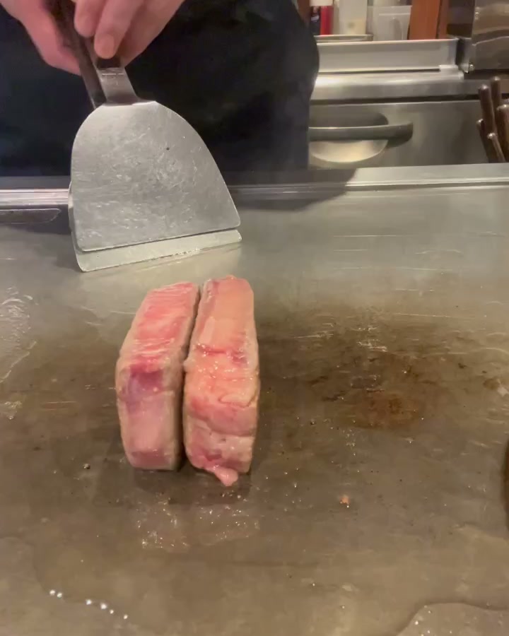 鉄板で肉を焼き上げるところ